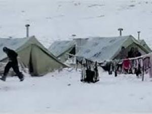 El Ejército libanés reparte ayuda a refugiados sirios