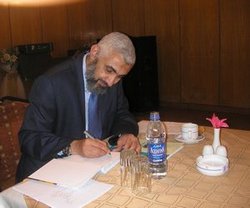 صورة أرشيفية دكتور راغب السرجاني يوقع على أحد كتبه